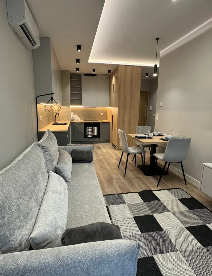 Aranżacja małego mieszkania z otwartą kuchnią, salonem i jadalnią – przytulne wnętrze z klimatyzacją