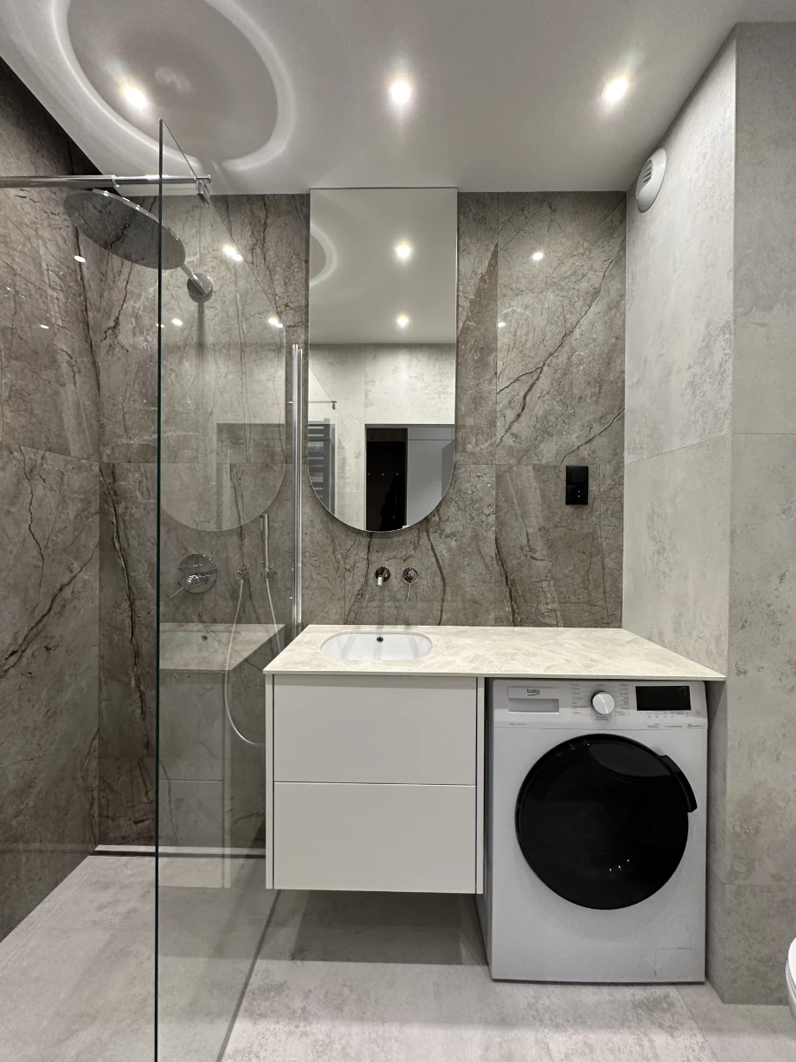 Łazienka w naturalnych odcieniach szarości, zaaranżowana w małej przestrzeni