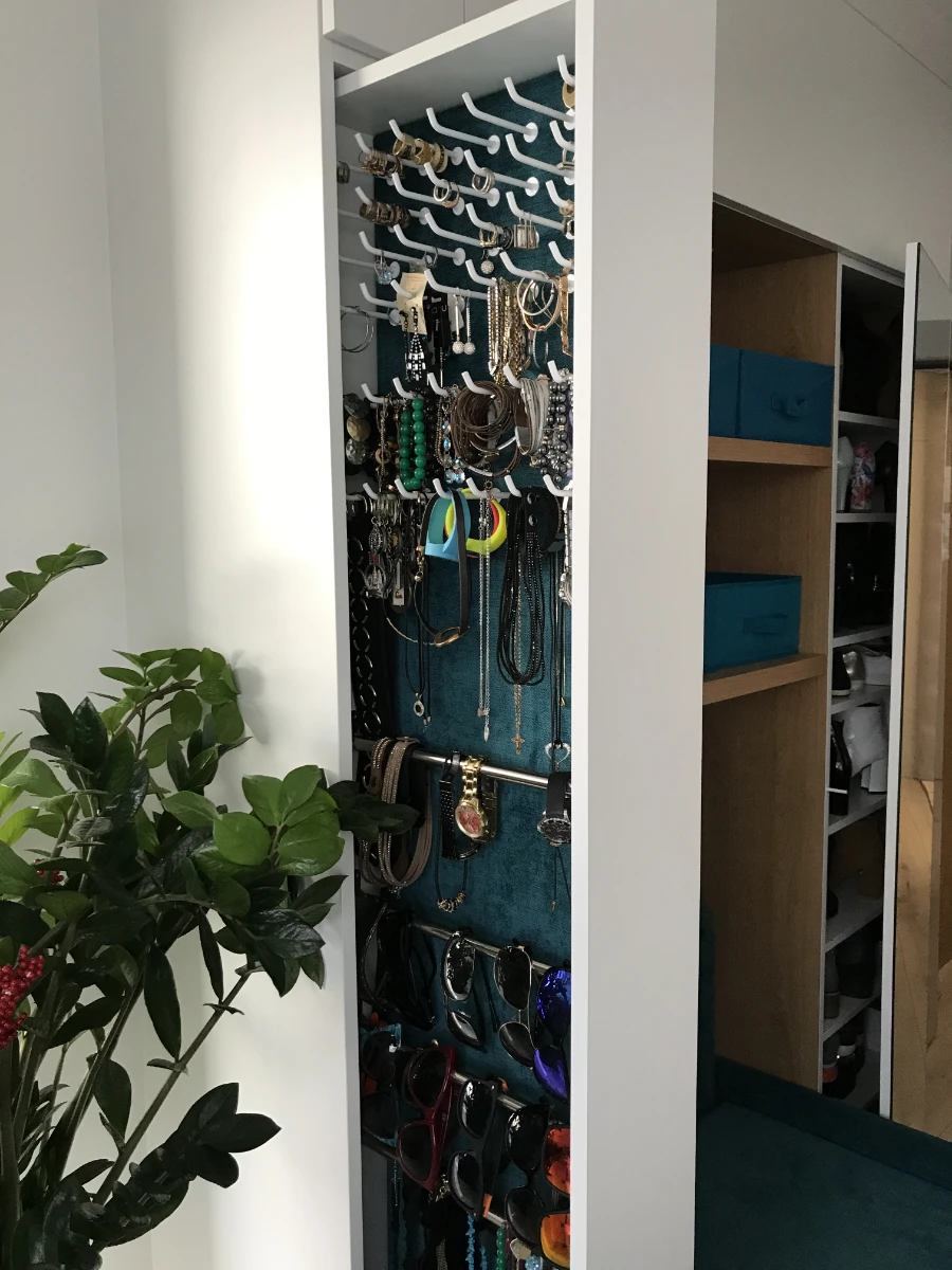 Wąska pionowa wysuwana szuflada w garderobie na zegarki, biżuterię i okulary