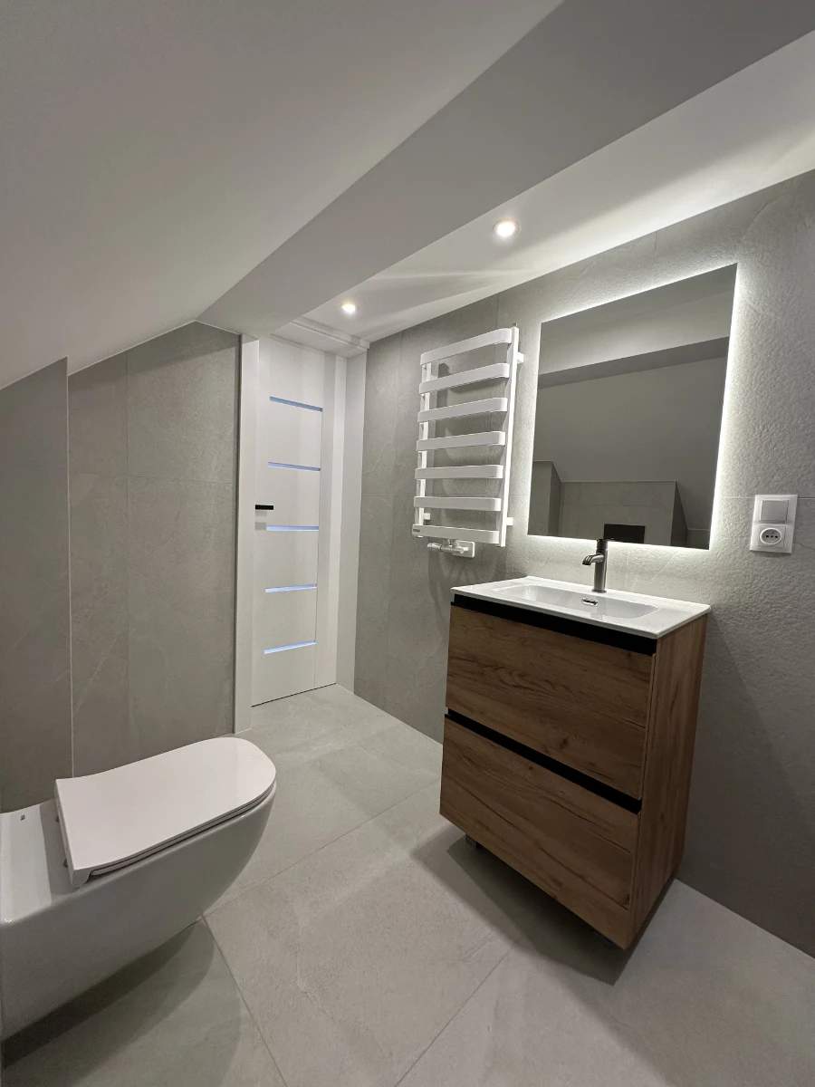 Mała nowoczesna łazienka z podświetlanym lustrem