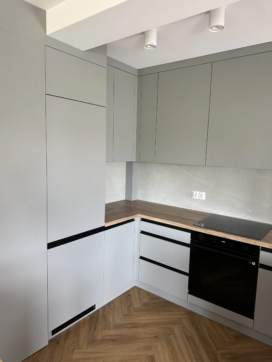 Narożnik kuchni z szarymi minimalistycznymi meblami