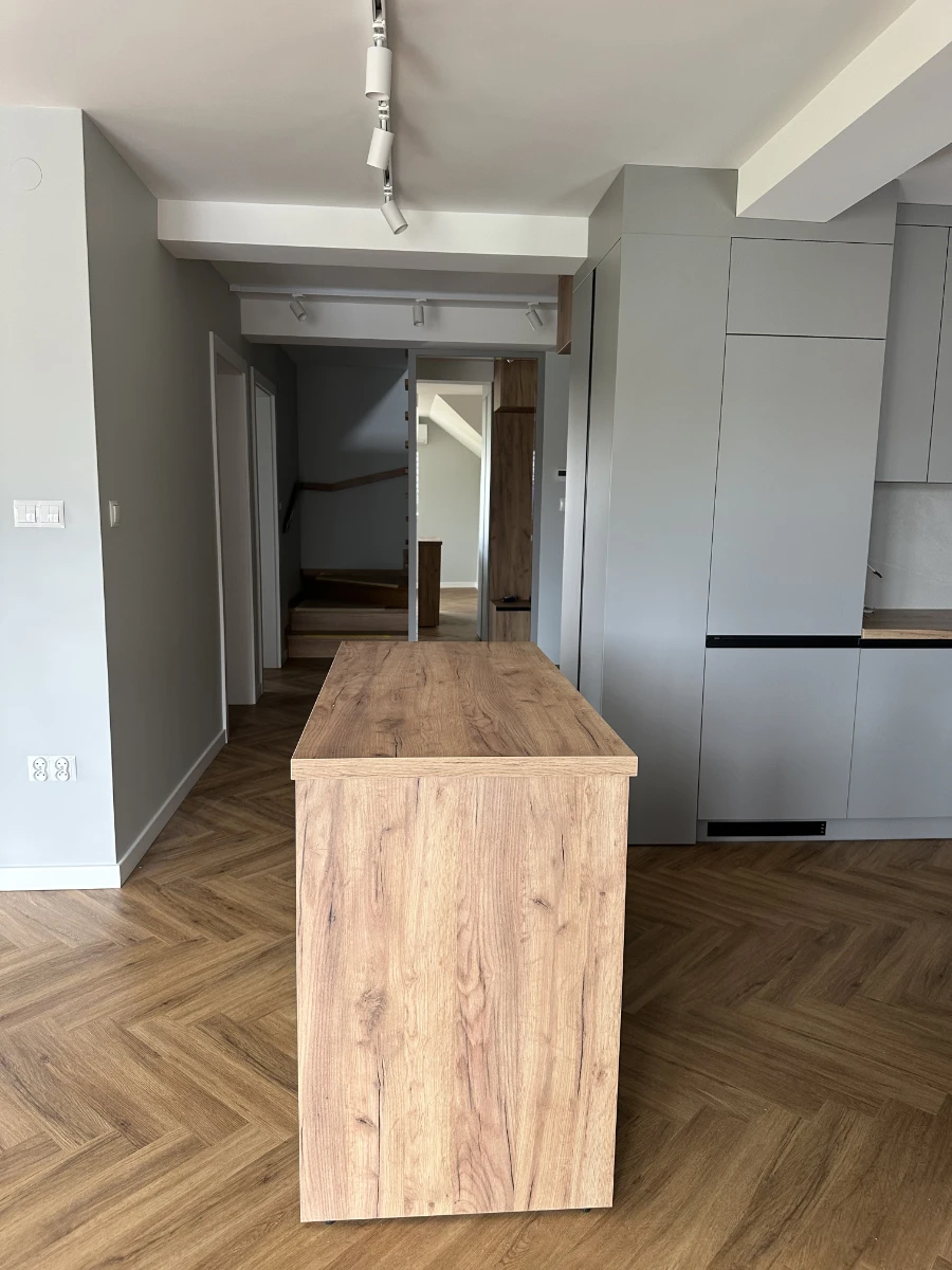 Minimalistyczna i estetyczna wysepka kuchenna widziana od boku