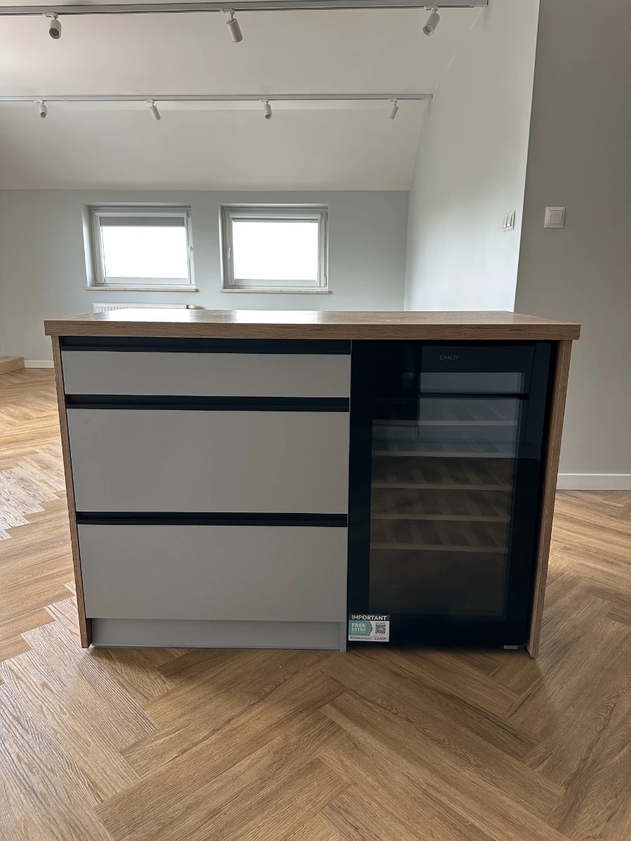 Minimalistyczna i estetyczna wysepka kuchenna