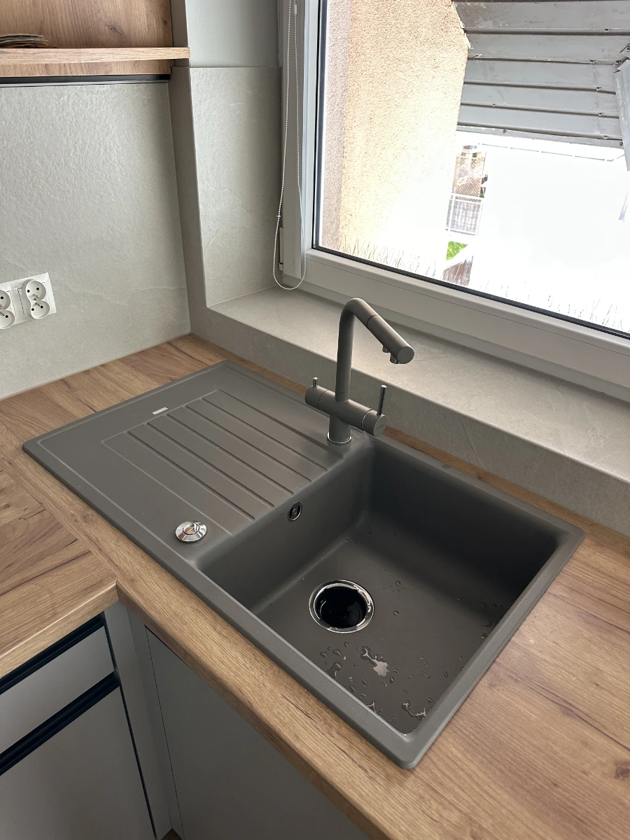 Elegancki minimalistyczny grafitowy zlew kuchenny