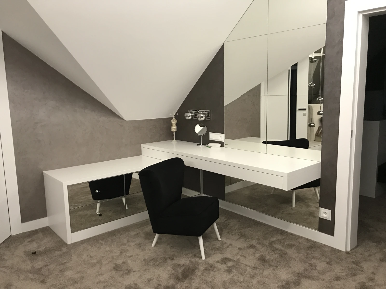 Elegancka toaletka z krzesłem i kozetką w stylowym pomieszczeniu