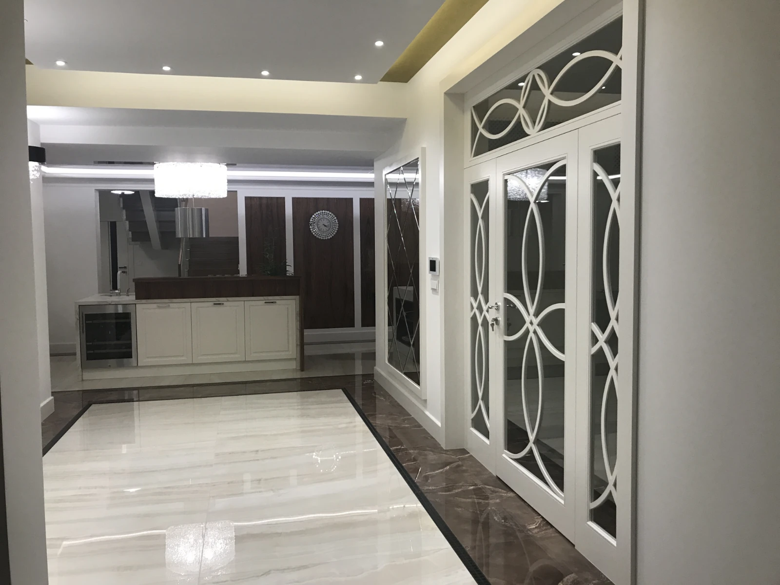 Przestronny hol w luksusowym domu z eleganckim wystrojem