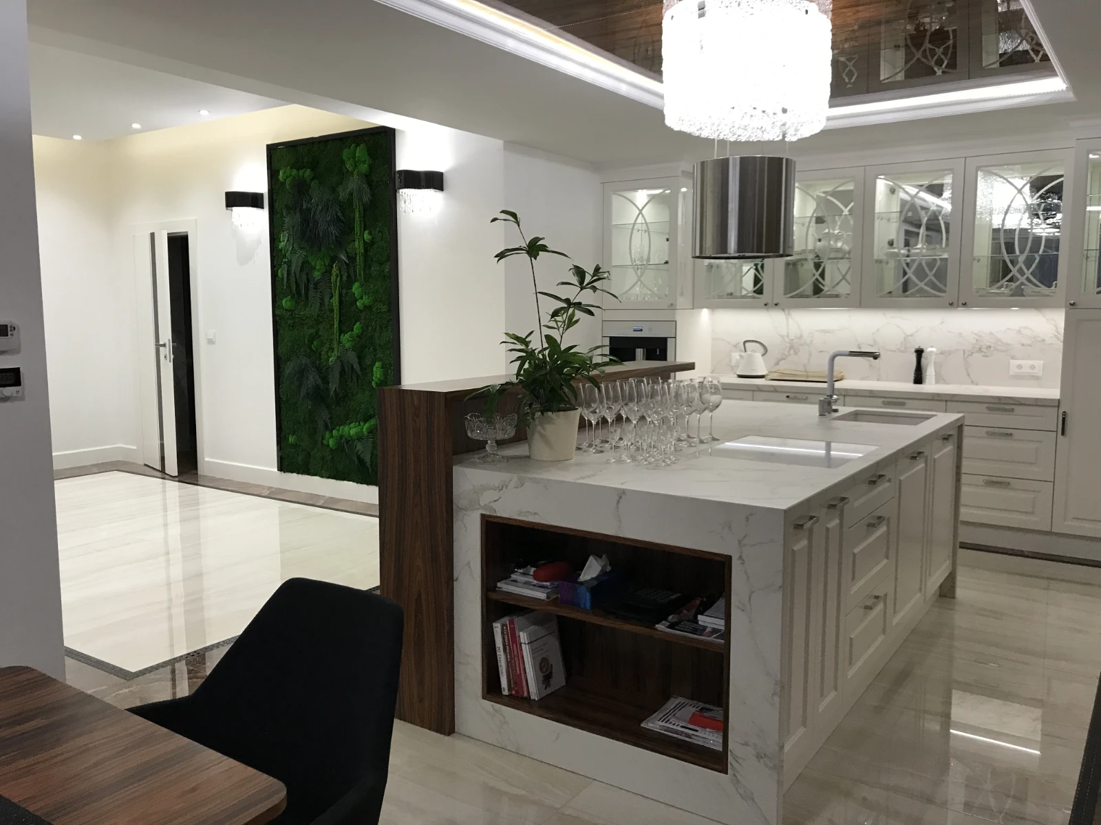 Elegancka wyspa kuchenna w przestronnym, luksusowym domu