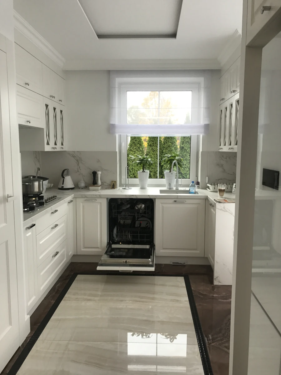 Jasna kuchnia optycznie powiększająca przestrzeń pomimo niewielkiego metrażu