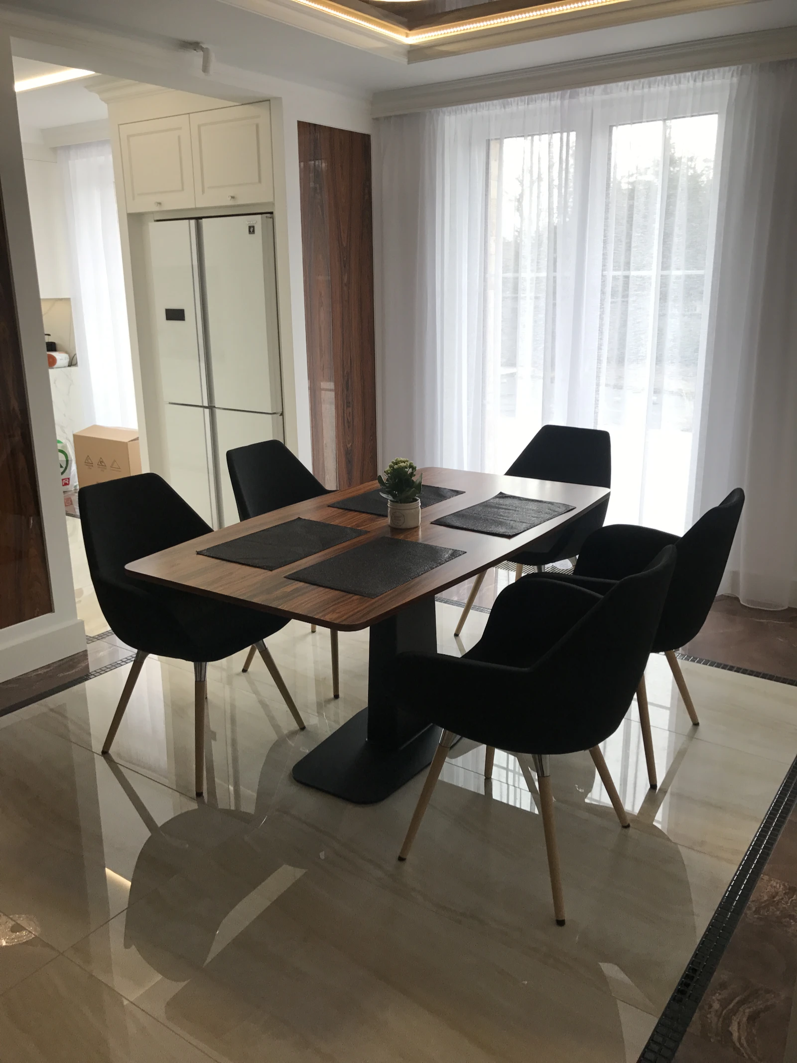 Mini jadalnia w salonie dla 5 osób z nowoczesnym stołem i krzesłami