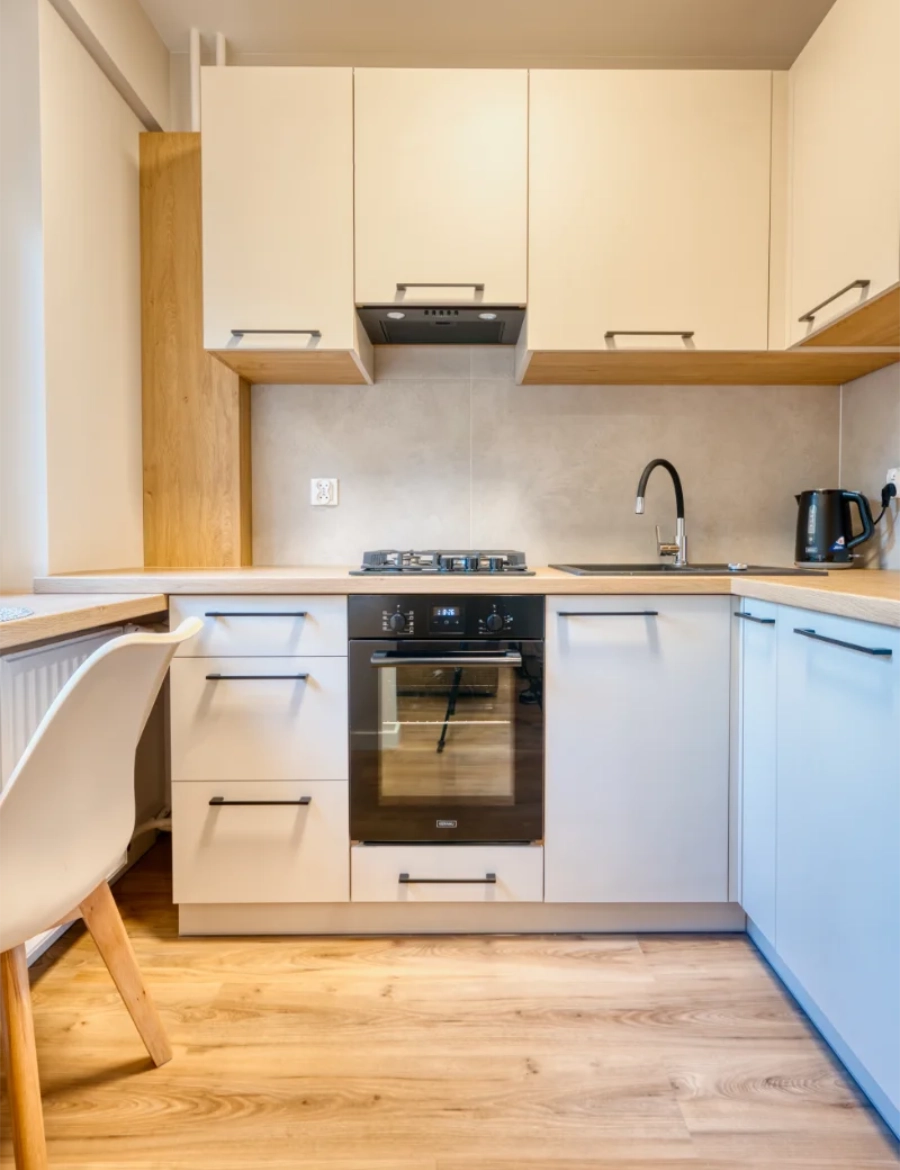 Stylowe wnętrze pokoju w odcieniach szarości z nowoczesnym krzesłem i lustrem